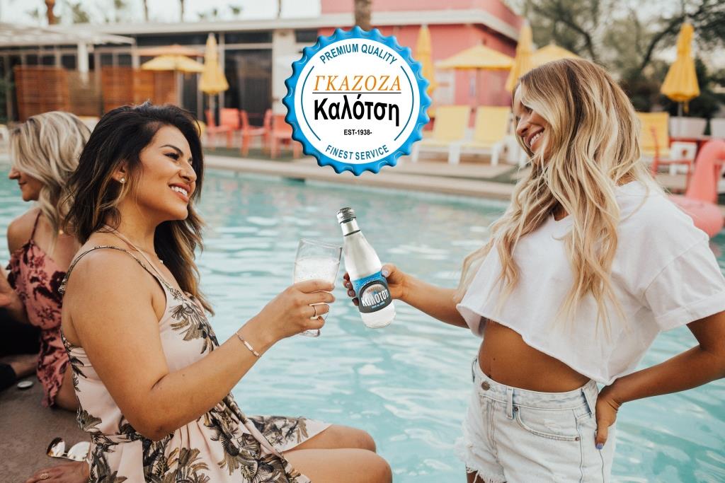 Κορίτσια απολαμβάνουν Γκαζόζα Καλότση στην πισίνα